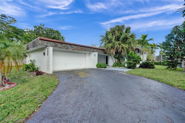 Building Photo - 6104 White Oak Ln