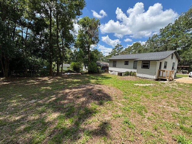 Foto del edificio - Stylish Renovated 3-Bedroom Gem in Prime T...