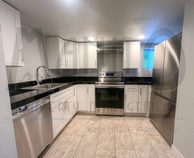 Foto del edificio - Garland Triplex