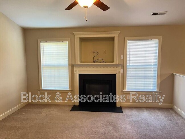 Foto del edificio - 1420 Dexter Ridge Dr