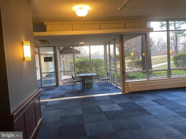 Foto del edificio - 1030 E Lancaster Ave