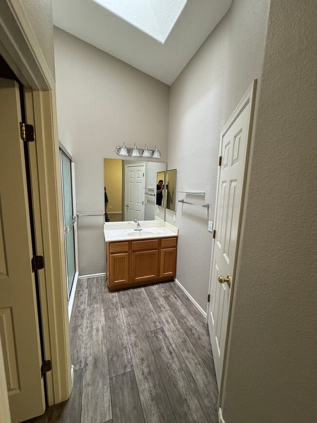 Building Photo - Beautiful 2 Bedroom 2 bath single level fo...