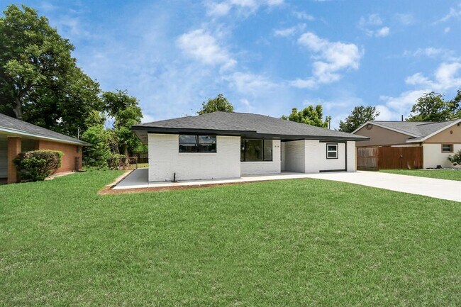 Building Photo - 638 Spell St