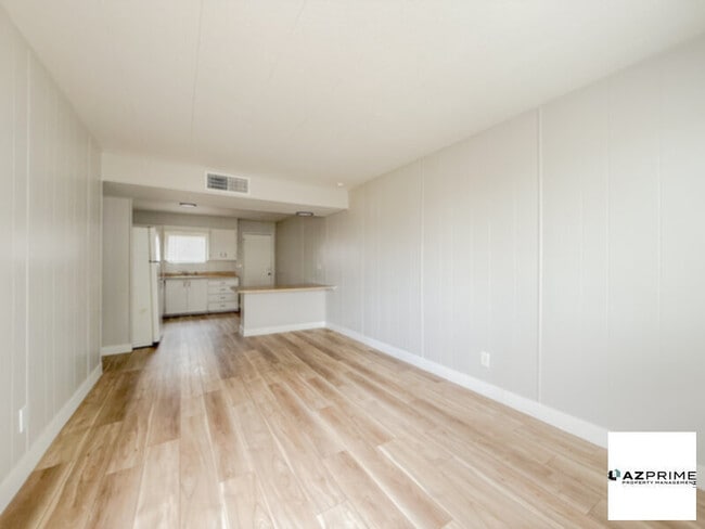 Foto del edificio - FREE FIRST MONTH'S RENT MOVE IN SPECIAL! Welcome to this Delightful 1/1 Phoenix Triplex Unit!
