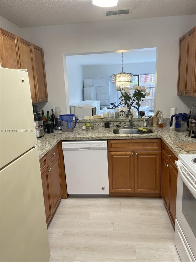 Building Photo - 413 Palm Cir E