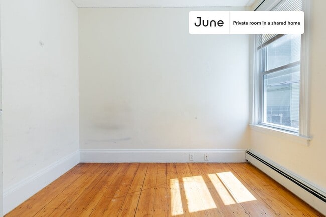 Building Photo - Private bedroom in 4 bed/1.5 bath Home