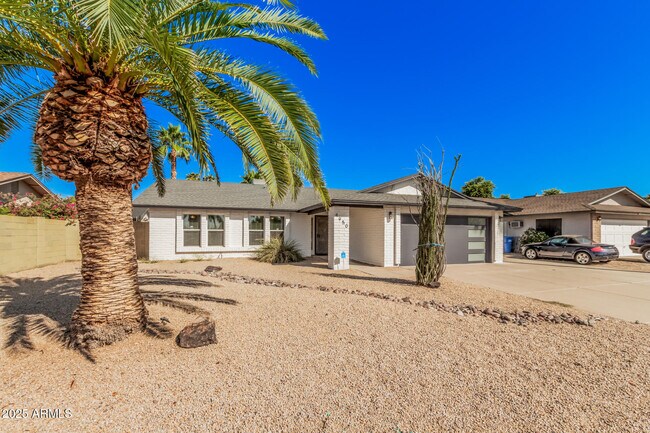 Building Photo - 4950 W Grovers Ave