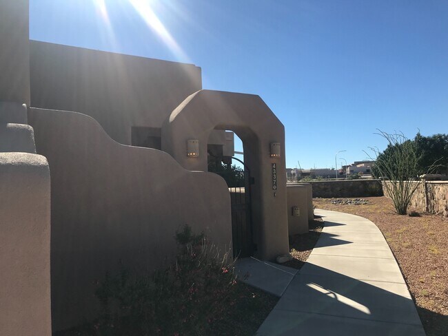 Foto del edificio - Gorgeous, 2 bedroom, 2 bath townhome in Gated Community with Pool access