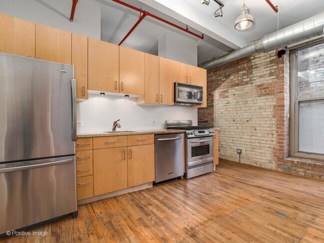 Building Photo - 420 S Clinton St