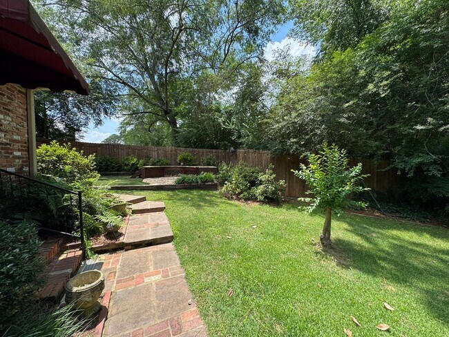 Foto del edificio - Executive Rental 4 bed 3 bath home in the heart of Country Club