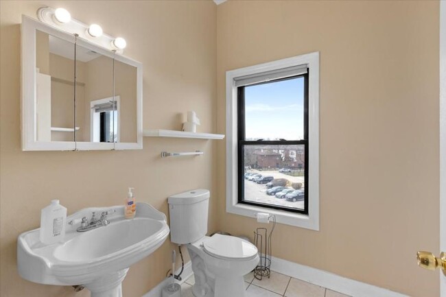 Foto del edificio - 3 bedroom in Chicago IL 60642