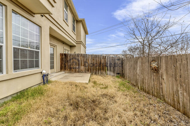 Foto del edificio - 1101 E Parmer Ln