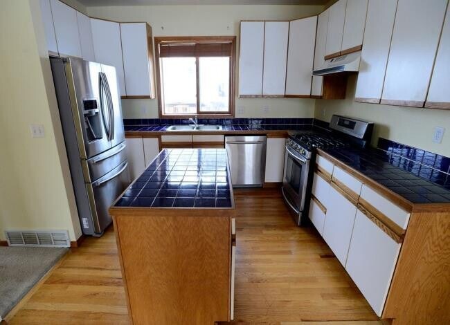 Foto del edificio - Sunny and Bright 5 bed, 4 bath Home with L...