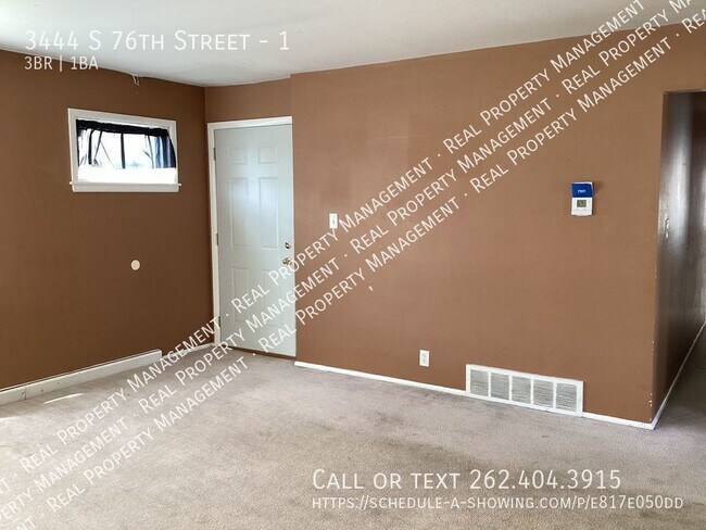 Foto del edificio - Large Three bedroom lower apartment