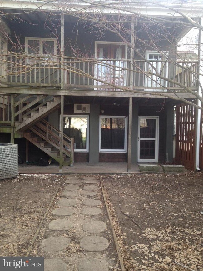 Building Photo - 709 Caroline St