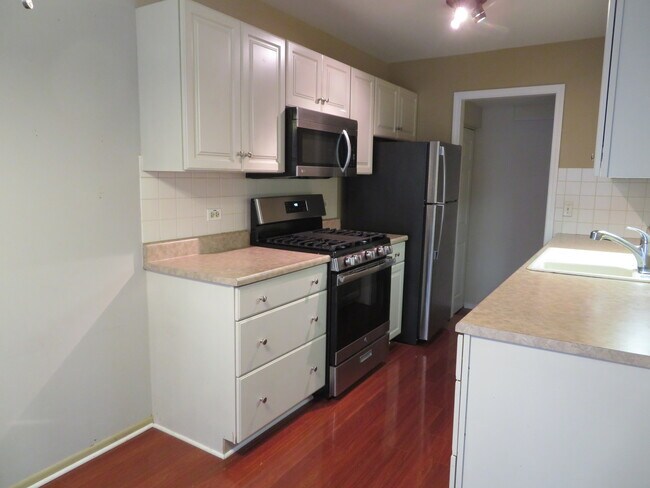 Building Photo - 457 Sunnybrook Ln