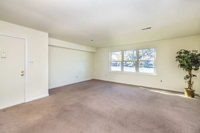 Building Photo - 128 Ascot Ct