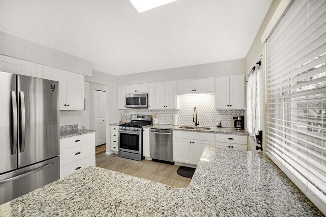 Building Photo - 706 Christy Ln