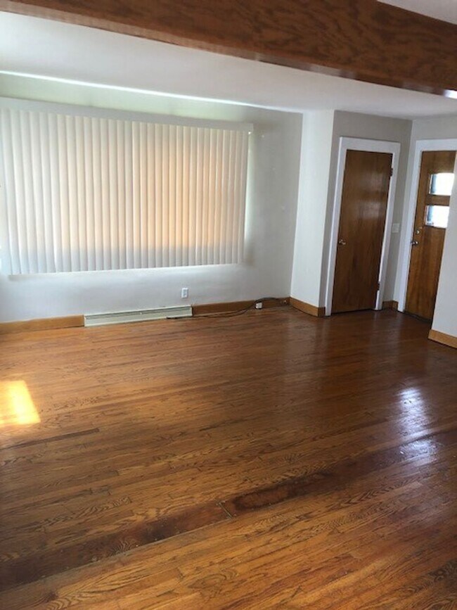 Foto del edificio - 2 Bedroom NE Canton House for Rent with Large Basement