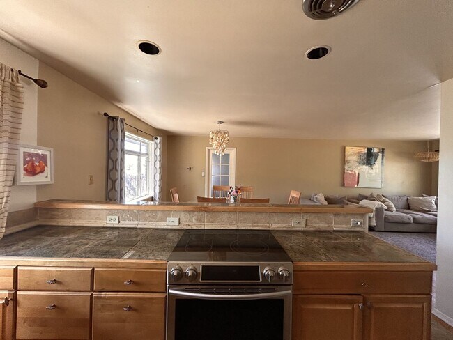 Foto del edificio - Enjoy Amazing Flatiron Views, Abundant Space, and A Large Backyard in this 5 Bedroom Home