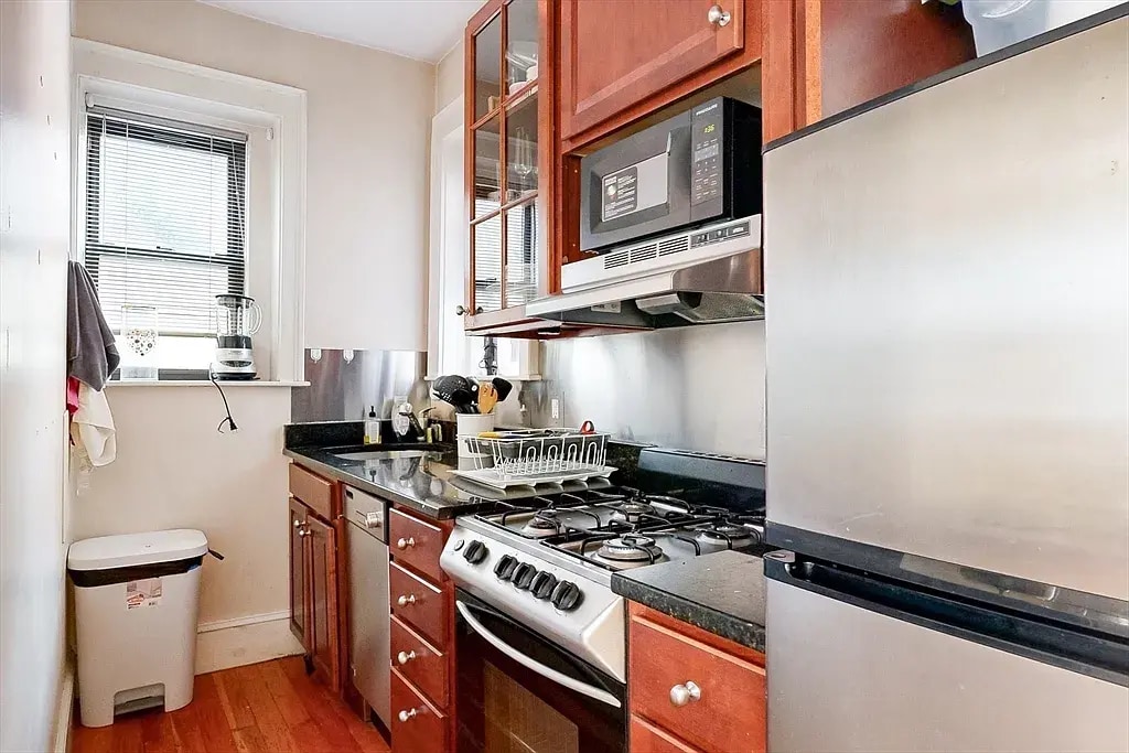 Building Photo - 75 Burbank St