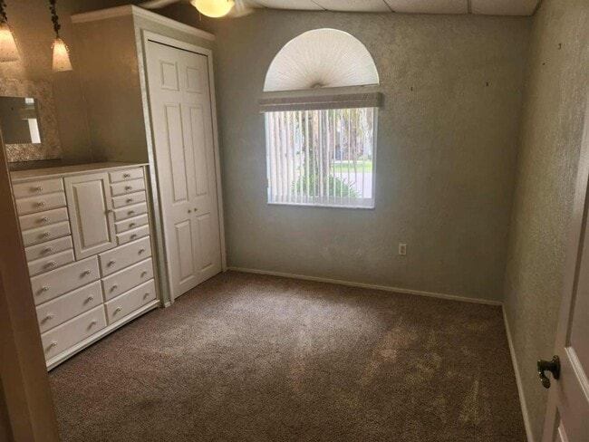 Building Photo - 582 Lake Dr
