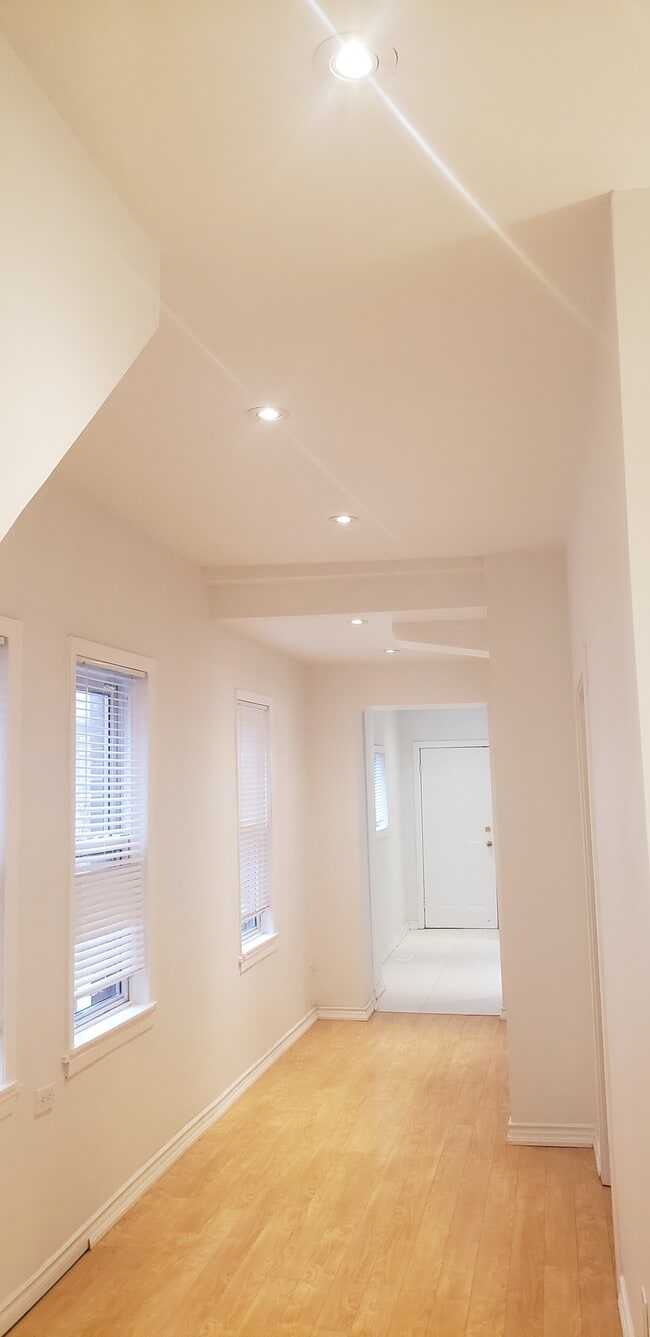 Building Photo - Stunning, very large two bedroom apt in St. Claire west ((St. Claire & Oakwood)) rarely available