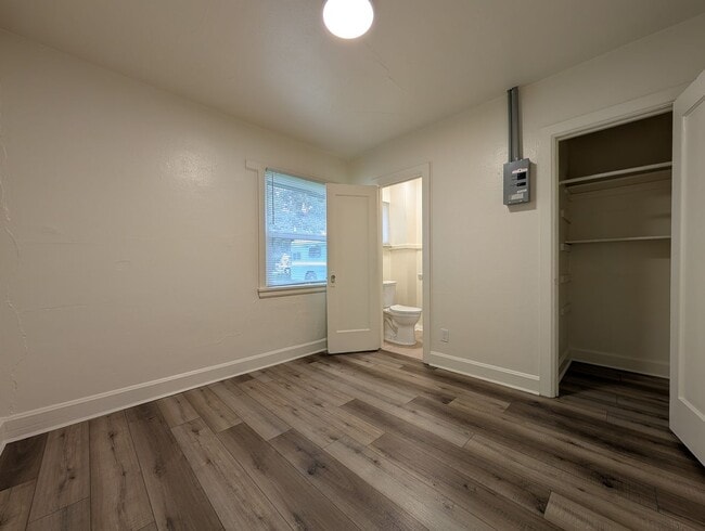 Building Photo - Nice 1 Bedroom, 1 Bath Apartment With Solid Surface Flooring