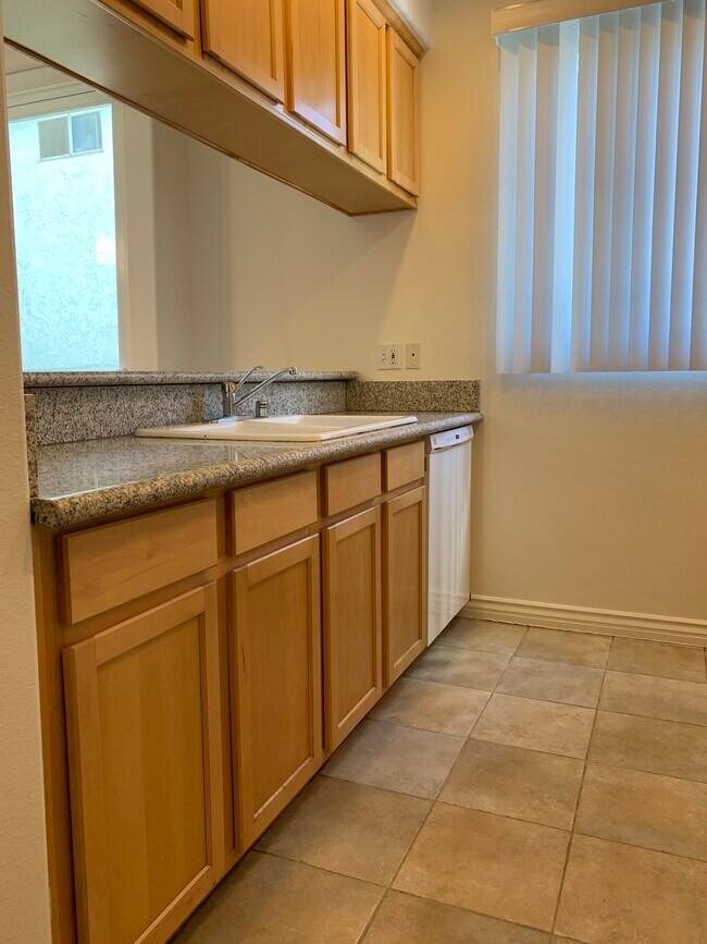 Foto del edificio - 4759 Kester Ave