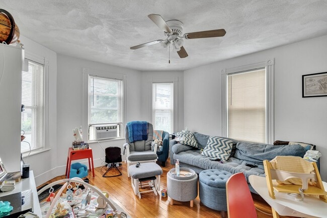 Photo - 14 Charnwood Rd (Somerville, MA) Apartment
