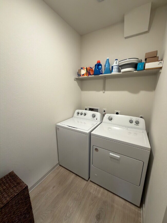 Building Photo - 3 bedroom 2 bath 2 car garage, fridge, washer & dryer in Millbrook Park.