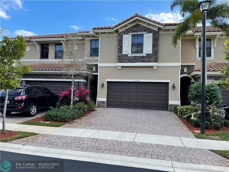 Foto principal - 12190 Village Pl