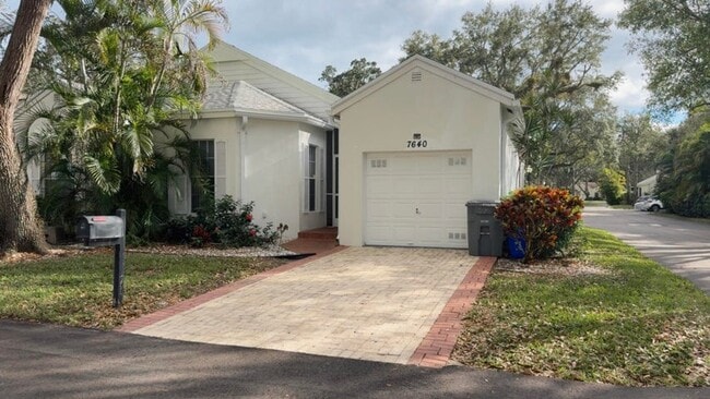 Foto del edificio - 7640 Forest Green Ln