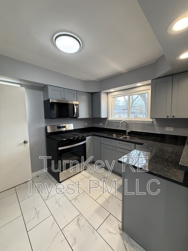 Foto del edificio - 18227 Center Ave