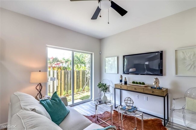 Foto del edificio - 3 br, 2.5 bath House - 1033 NW 2nd Ave