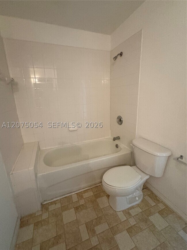 Foto del edificio - 2064 NE 167th St
