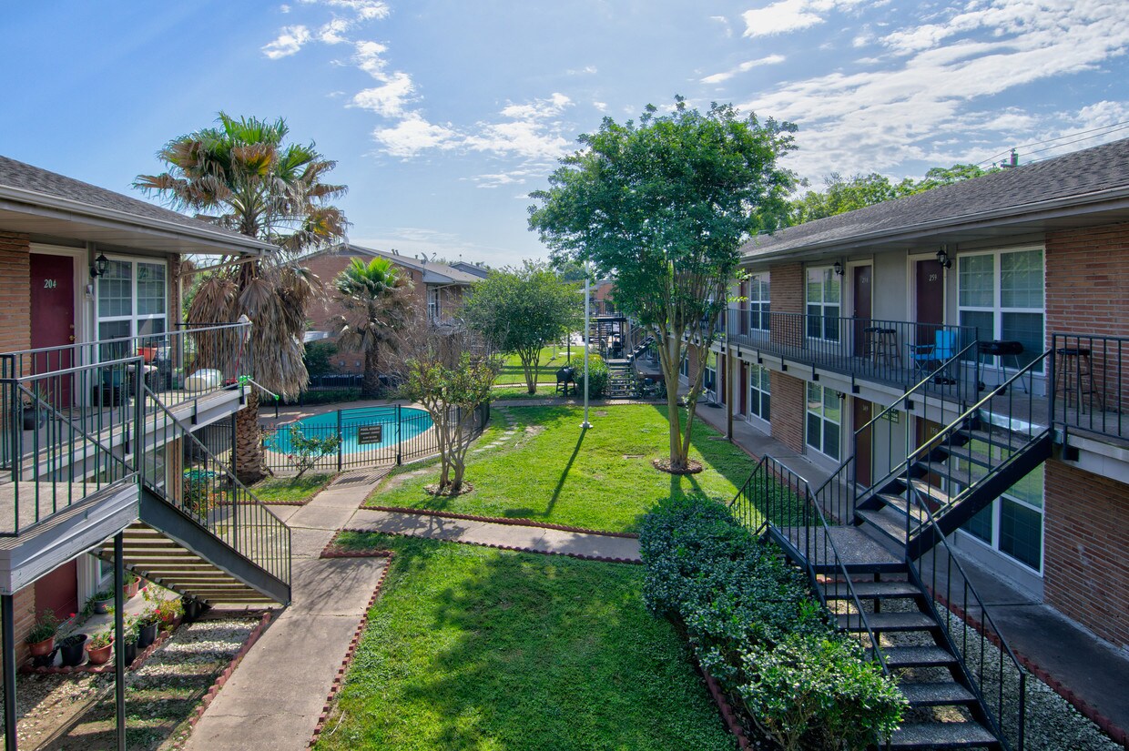 Beechnut Grove Apartments in Houston, TX