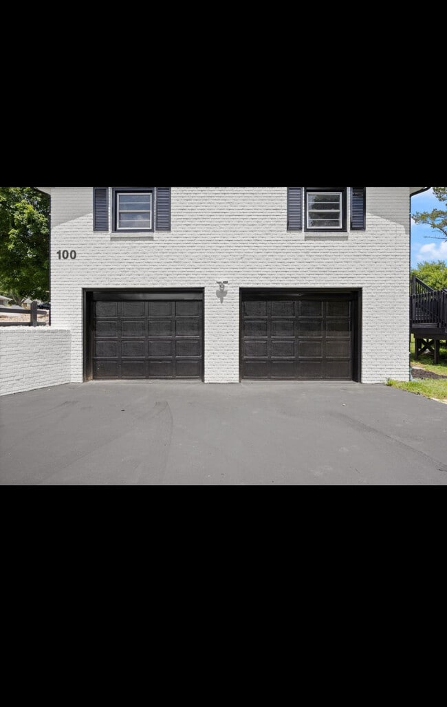 Foto del edificio - 100 N Brookhaven Dr