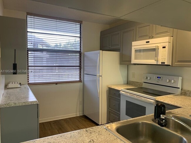 Building Photo - 1703 Whitehall Dr