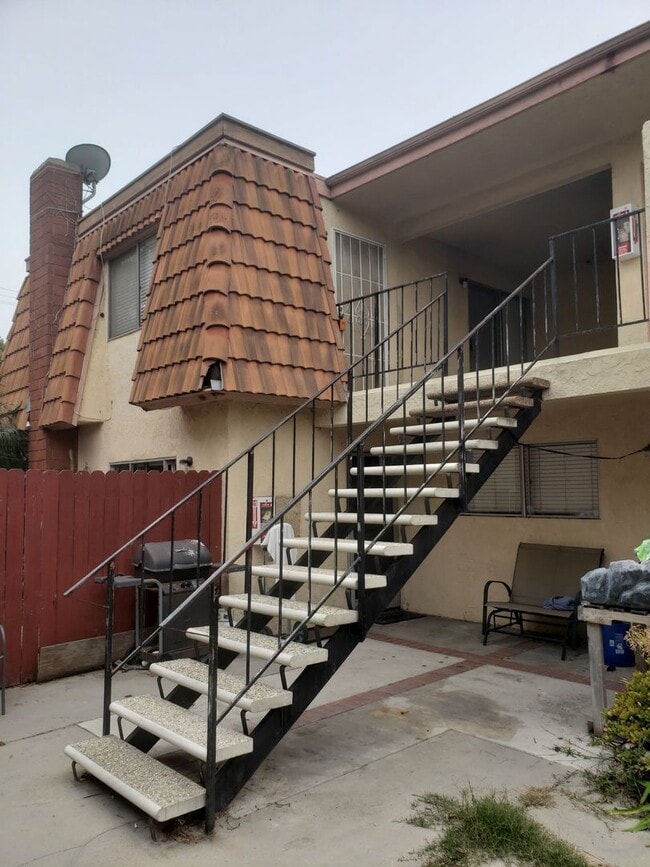 Building Photo - 7631 Ellis Ave
