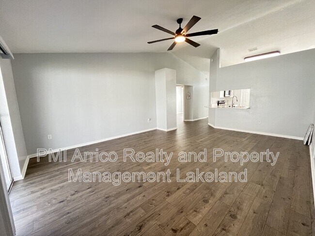 Foto del edificio - 135 Brad Cir