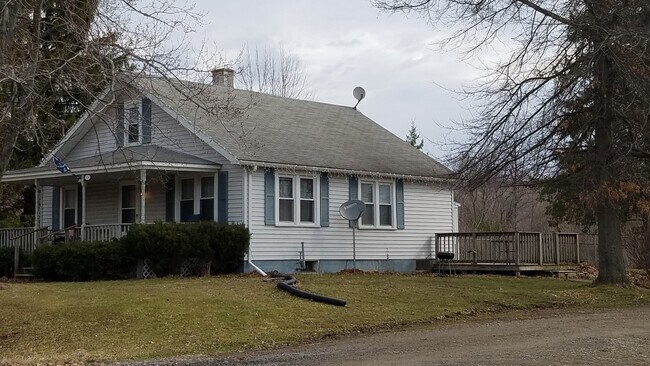 Building Photo - 3Br 1.5 bath with a HUGE garage & Fenced yard