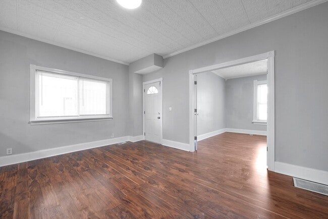 Building Photo - Charming Two-Bedroom, Two-Bath Home in Col...