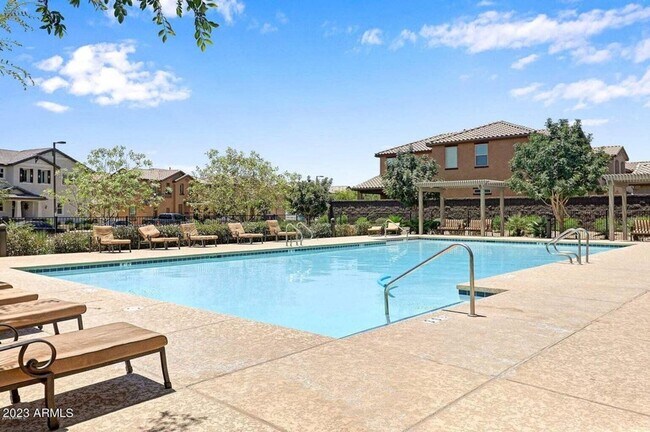 Foto del edificio - Community Pool and SOLAR!