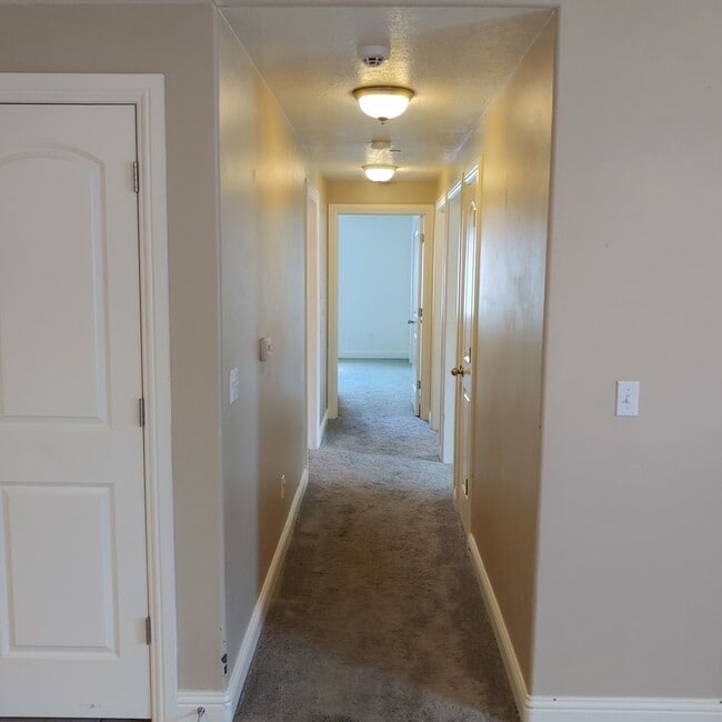 Building Photo - Nice main floor 3 BR 2 BTH Condo in awesome PG location