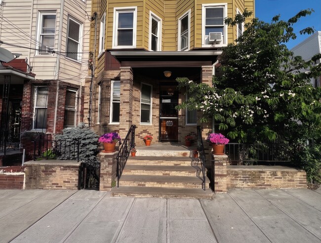 Building Photo - 1810 Palisade Ave