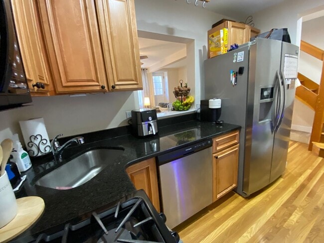 Building Photo - BEAUTIFUL SOUTH BOSTIN 2 BED!!!!