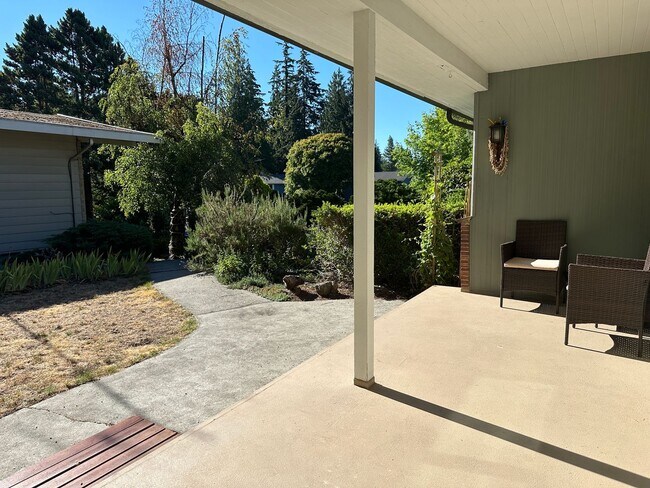 Foto del edificio - One of a Kind 3 bedroom Shoreline Home wit...