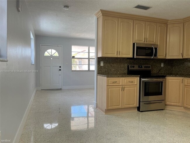 Building Photo - 3 br, 2 bath House - 1432 SW 22nd Ave # 1432