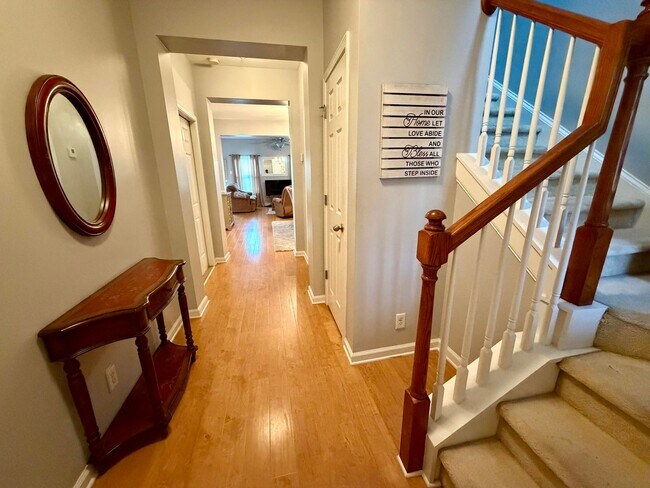 Foto del edificio - Wow! Check out this charming 3 bedroom 2.5 bathroom townhome in Newnan!